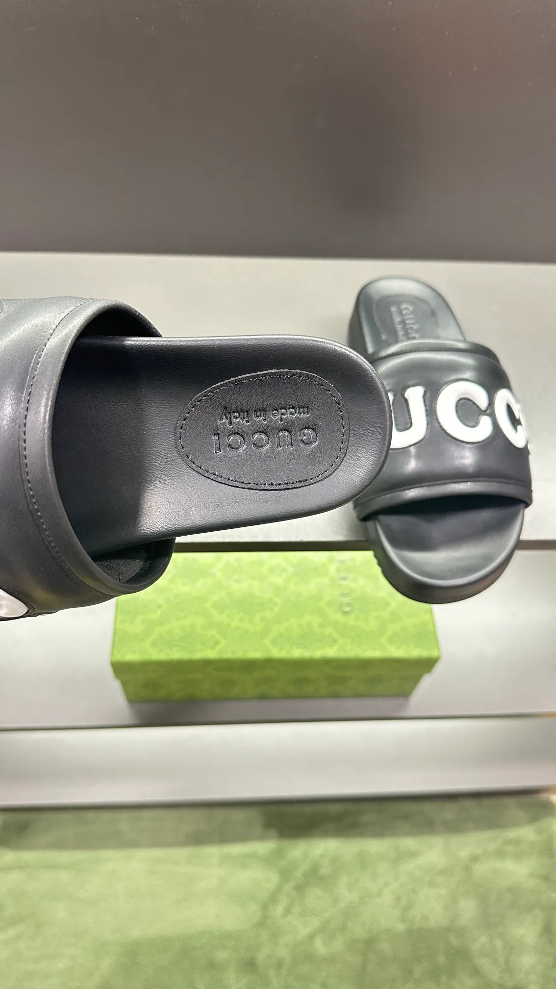 [G Family Couple Style] P: 320💰Female size 36~40 Men's size 39~45, (46. Custom-made GG slippers for men and women. This slipper is made of GG polyester fiber and is decorated with a Gucci label on the front, which adds a striking logo feel to the style. Beige GG recycled polyester fiber, same size for men and women, leather trim